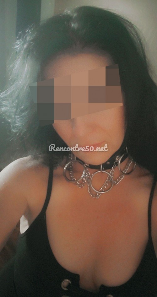 Femme mûre soumise divorcée disponible pour plan sexe à Coutances